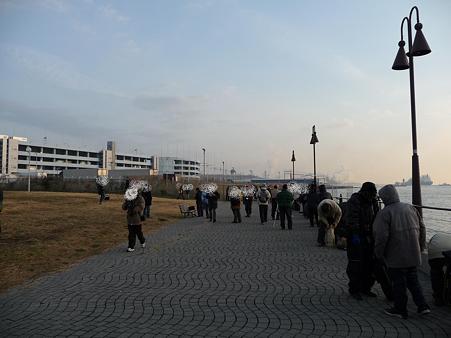 100219-QM2入港 (45)