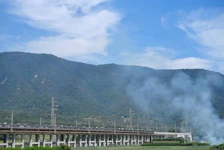 比良山系を背景に