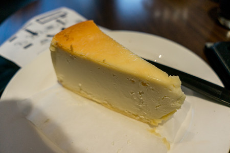 日本のキオスクみたいな販売所で買ったチーズケーキ