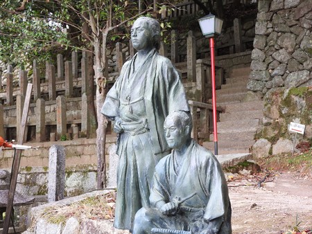 京都霊山護国神社07 坂本龍馬、中岡慎太郎の像