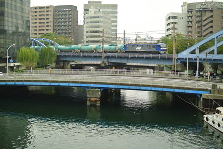 大岡川を渡る貨物列車