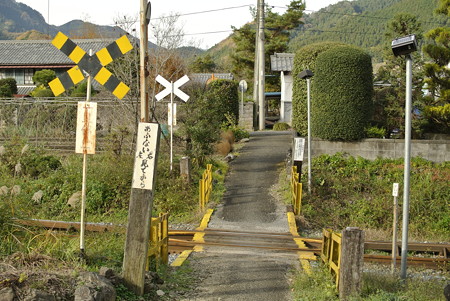 遮断機のない踏切