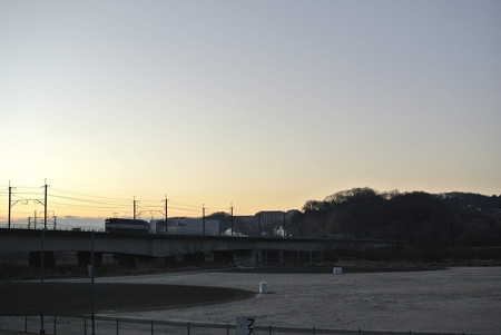 多摩川の夜明け