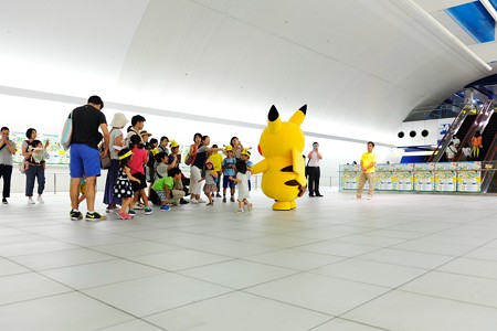 2014.08.13　みなとみらい駅　「ピカチュウ大量発生チュウ！」　天井にピカ！