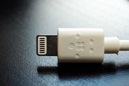 2014.09.25　机　Belkin Lightning ケーブル1.2m