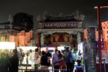 2015.11.10　台北　士林夜市　士林慈誠宮　大南路をはさんだ向いは舞台