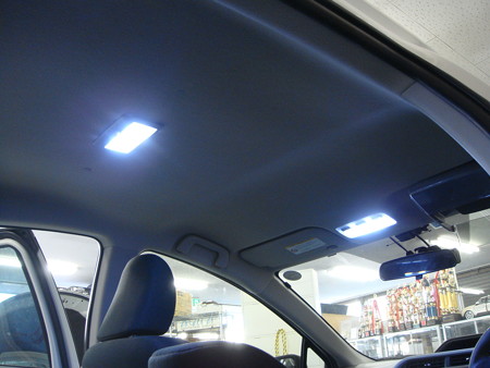 トヨタAQUA　ルームランプ増設　爆光LED