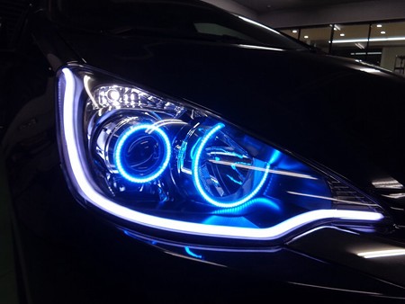 トヨタＡＱＵＡ　新潟県　イカリング取付・ＮＥＷアウディ風ＬＥＤ　ホワイト　右