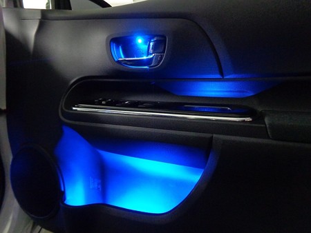 トヨタＡＱＵＡ　栃木県　ドアＬＥＤ青