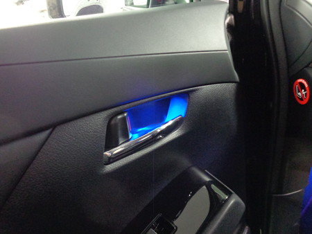 ヴェルファイア　ドアノブＬＥＤ取付　ブルー　助手席側