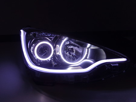 トヨタＡＱＵＡ　香川県　ＮＥＷアウディ風ＬＥＤ・イカリング取付　ホワイト　右