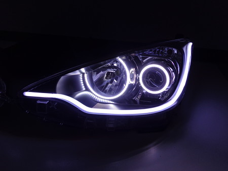 トヨタＡＱＵＡ　香川県　ＮＥＷアウディ風ＬＥＤ・イカリング取付　ホワイト　左