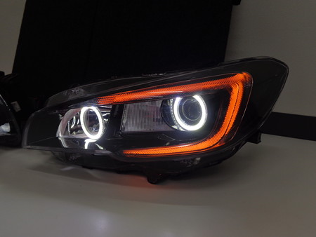 レヴォーグ　青森県　イカリング・ＮＥＷアウディ風ＬＥＤ・ブラックアウト　オレンジ左