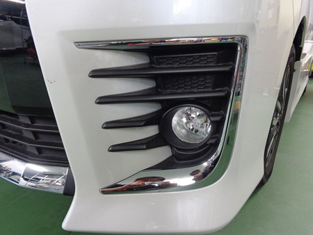 ヴォクシー８０系専用カーボンシート　フォグランプパネルガーニッシュ施工前