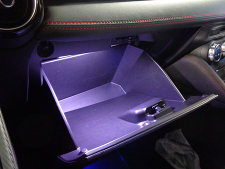 デミオ　グローブＢＯＸ内ＬＥＤ加工