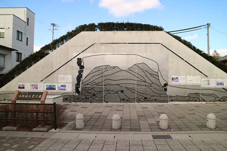 松本城・西総堀土塁公園 (1)