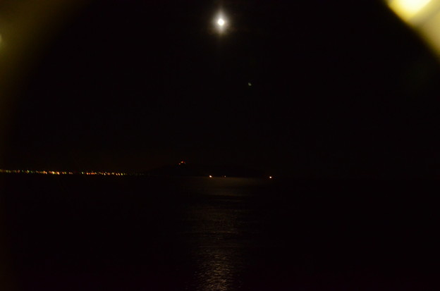 月夜の函館湾　２レ北斗星号の車窓から