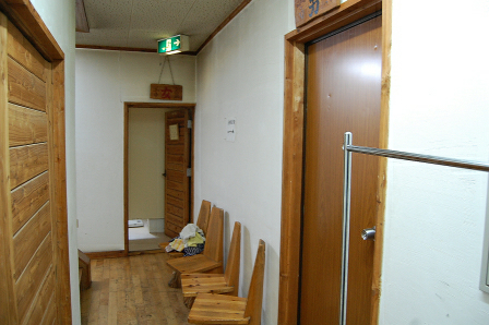 男女別脱衣所前の廊下