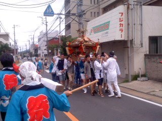 神輿お渡り中(7月20日、市場町内会)