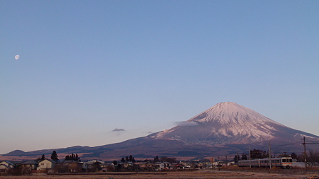 夜明けの頃月と富士山と　　御殿場線