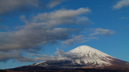 富士山と沈む月