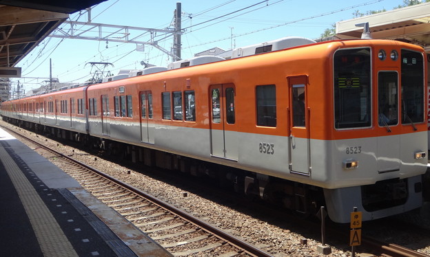 阪神電車8000系(須磨寺駅にて)
