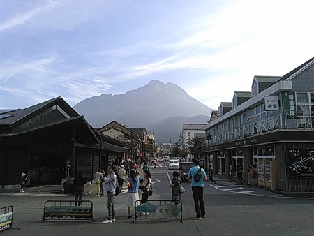 9.湯布院の駅から由布岳を望む