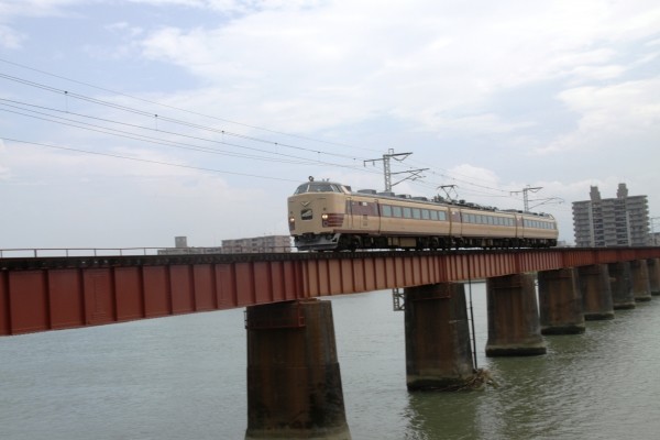 橋りょうと列車
