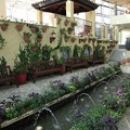 Photos: 花のミュージアム・フローリィ　ベンチと噴水