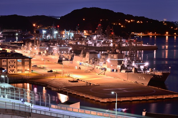 夕方から夜景へ変わった海上自衛隊横須賀基地風景 写真共有サイト フォト蔵