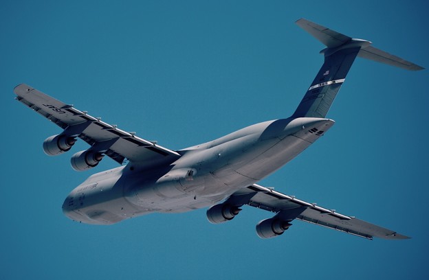 雪フレの横田基地。。大きい機体で飛んで行くトラヴィスのC-5ギャラクシー。。20160122