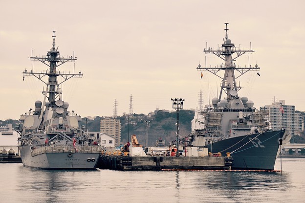 軍港めぐり遊覧船に乗って見る米海軍横須賀基地。。ミサイル駆逐艦ベンフィールドとフィッツジェラルド 20160131