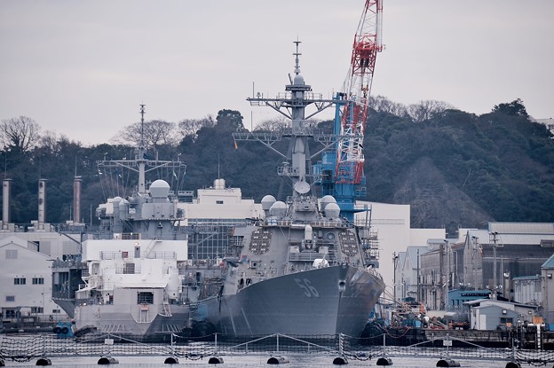 軍港めぐり遊覧船に乗って見る米海軍横須賀基地。。ミサイル駆逐艦ジョンSマケイン メンテナンス中。。20160131