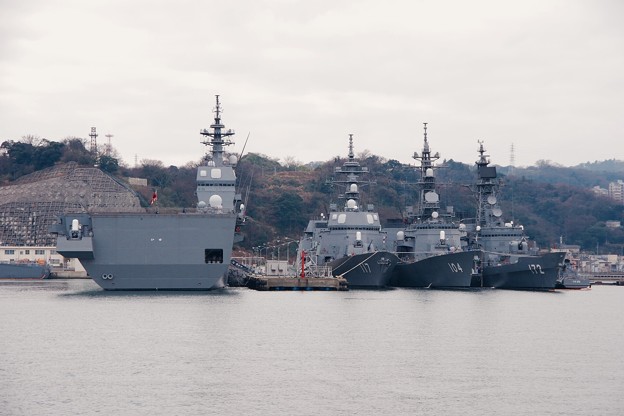 軍港めぐり遊覧船に乗って見る海上自衛隊横須賀基地吉倉桟橋。。20160131