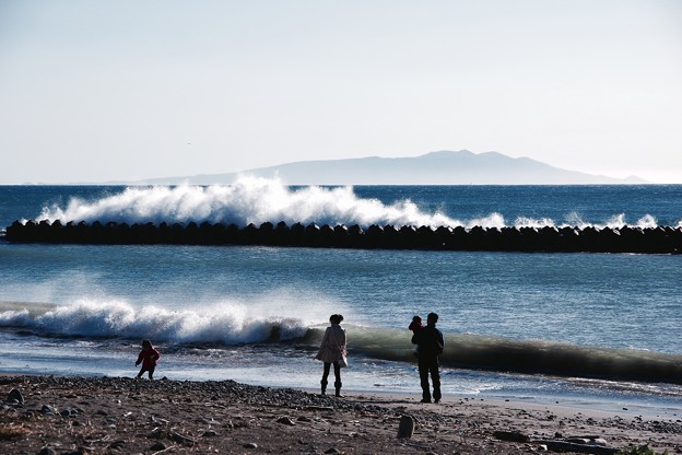 伊豆河津町から見る相模湾の海 波しぶきあげて 奥には伊豆大島 写真共有サイト フォト蔵