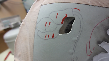 まず、Iの横の赤いとこだけ彫って、はがしてまわり、II、IIIの順にはがしていく。