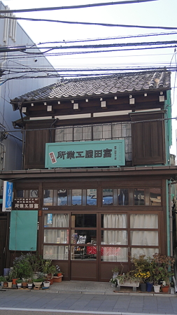 品川宿 緑青色のペンキ？ せっかくいい雰囲気の建物なのに台なしです。銅板にしようよね。