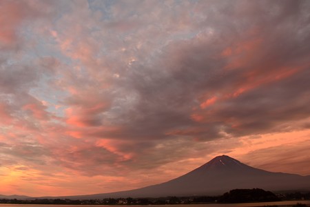 朝陽に染まる