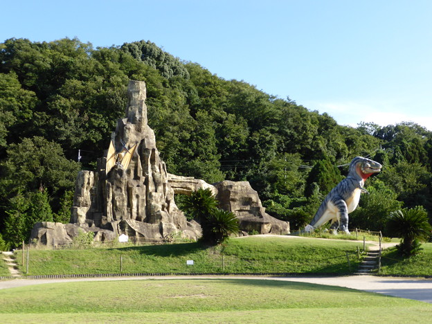 博物館併設の公園にはリアルな恐竜