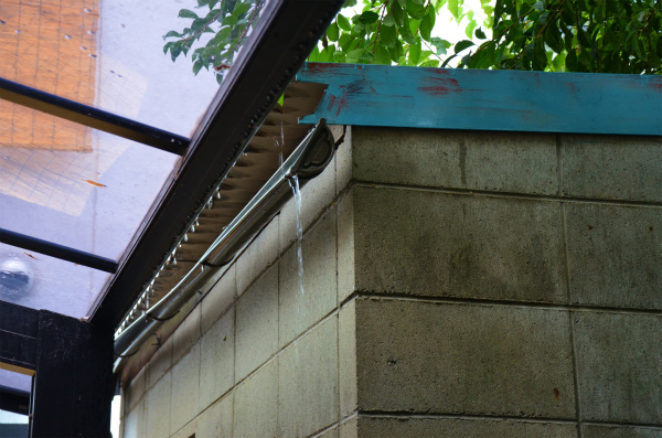 壊れた雨樋の修理が必要