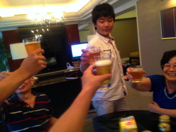 部屋のリビングで完敗して全員でゆっくりと過ごす