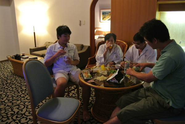 ルームサービスで食事を頼んで今回も部屋でゆっくり飲みました。