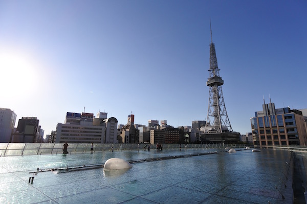 真っ青な空と輝く太陽と名古屋テレビ塔