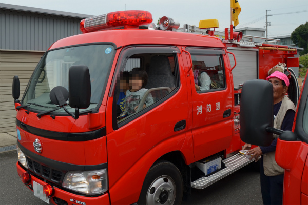 消防車に乗せてもらって笑顔の子供達