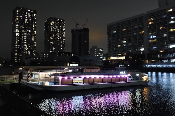 晴海の桟橋で私たちの乗船を待つ屋形船