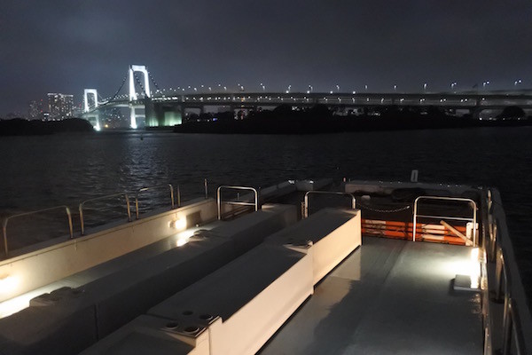 海の上で様々な仲間との楽しい時間を過ごす
