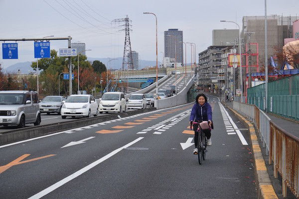 まだ大変なはずですが笑顔で自転車を漕ぐ家内 まだ大変なはずですが笑顔で自転車を漕ぐ家内