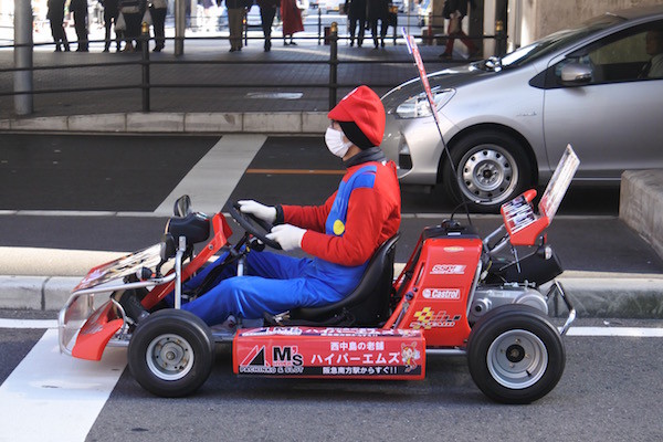 マリオのコスプレでカートに乗って街中を走る マリオのコスプレでカートに乗って街中を走る