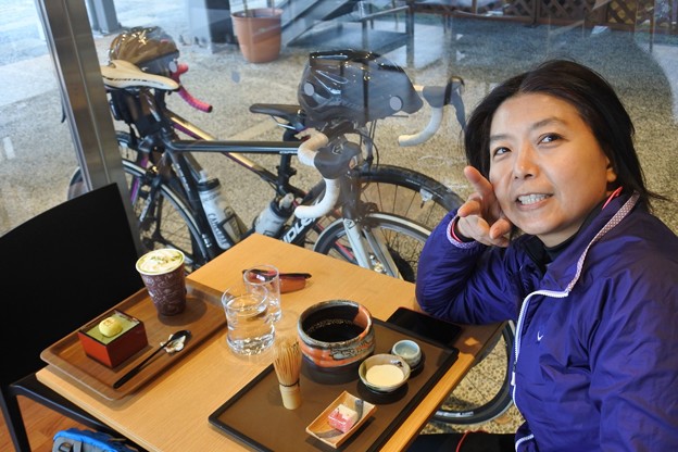 嵐山のカフェで暖かいコーヒーとスイーツを楽しむ