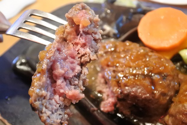 中心部はまだ赤っぽい。肉肉感が半端なく、ハンバーグと言うよりステーキに近い食感